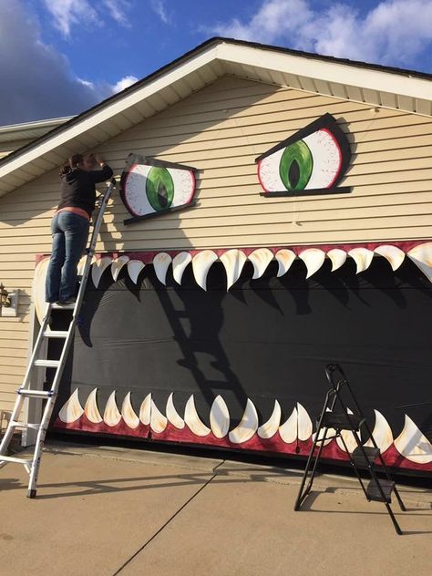 Over 25 Million People Have Watched This Garage Door Open And Close | HuffPost Life Garage Halloween Decorations, Garage Door Halloween Decor, Entrada Halloween, Garage Halloween, Halloween Garage Door, Halloween Garage, Halloween Outside, Casa Halloween, Monster House