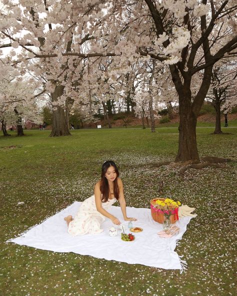 Summer girly picnic dates 🍓🧺🌸 is the new brunch Cute Picnic Pictures, Picnic Pictures Couple, Picnic Instagram Pictures, Picnic Picture Ideas, Picnic Photo Ideas, Girly Picnic, Picnic Poses, Picnic Instagram, Bday Picnic