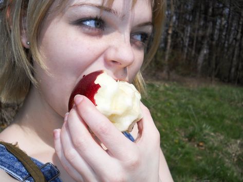 On earth eating my apples Apple Cider Photography, Person Eating Apple, Eating Fruit Aesthetic, Eating Apple Reference, Apple Girl Aesthetic, Woman Eating Apple, Apple Reference, Photography Objects, Apple Aesthetic