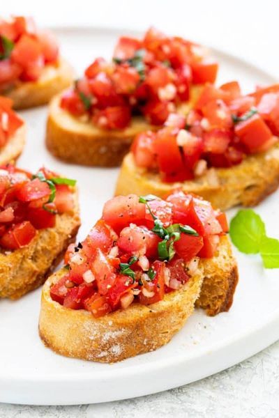 Italian Bruschetta Recipe, Bruschetta Recept, Classic Bruschetta, Italian Bruschetta, Three Ingredient Recipes, Pane Casereccio, Tomato Bruschetta, Bruschetta Recipe, Italian Appetizers