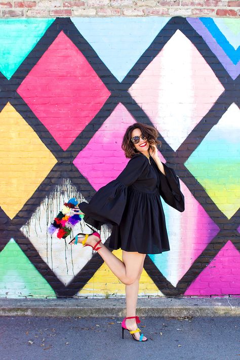 Colorful Photoshoot, Colorful Walls, Senior Photoshoot Poses, Grad Photoshoot, Branding Photoshoot Inspiration, Senior Pictures Poses, Outdoor Photoshoot, Fashion Photography Poses, Couple Photoshoot Poses