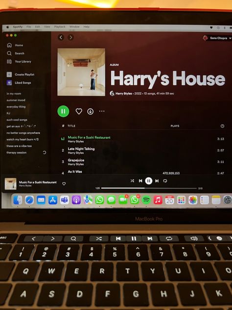 Macbook Music Aesthetic, Listening To Harry Styles Aesthetic, Macbook Spotify Aesthetic, Macbook Pro Snap, Macbook Spotify, Listening To Harry Styles, Playlist Aesthetic Spotify, Macbook Pro Aesthetic, Aesthetic Harry Styles