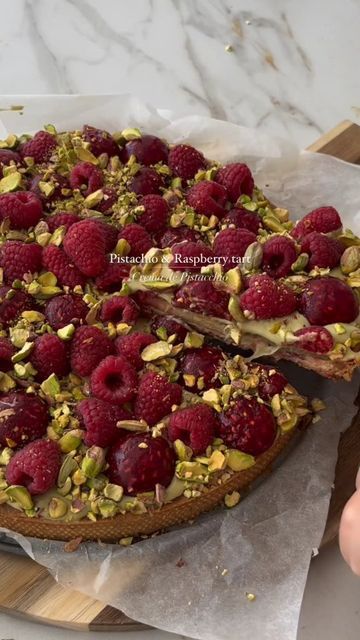 BOUTOUNNOU || 27 || 🌱♥️ on Instagram: "𝗬𝗘𝗦 𝗢𝗥 𝗡𝗢??😍Pistachio & Raspberry tart😍 follow me for more deliciousness 😋This tart was unbelievably tasteful! It was made with a pistachio tartcrust, a vanilla-raspberry sponge layer, a layer of crema de pistacchio and pistachio meringue and finally homemade raspberry compote!😍 By @bakedbylaora ❤️ What do you think 🤔 ⠀ ⭐️ Follow me 👉 @pastry_creation_1 for healthy simple vegan, recipes that will help you lose weight, and feel great 👆 ⠀ ⭐️ Ta Pistachio Meringue, Pistachio And Raspberry, Raspberry Tart Recipe, Simple Vegan Recipes, Pistachio Raspberry, Raspberry Compote, Raspberry Tart, Raspberry Desserts, Wonderful Pistachios