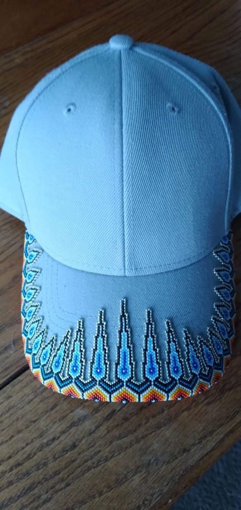 Beading Native American, Beadwork On Clothes, Native American Hat Bands, Hat Brim Beading Pattern, Beaded Hat Patterns, Native Beading Patterns Tutorials, Beaded Baseball Caps, Beaded Hats Native American, Hat Beading