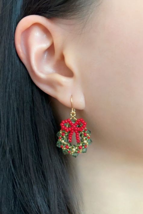 Christmas Jewelry Diy, Beaded Earrings Tutorials, Jewelry Making Necklace, Beaded Jewelry Tutorials, Beaded Earrings Patterns, Earring Tutorial, Jewelry Christmas, Beaded Jewelry Patterns, Beaded Bracelets Diy