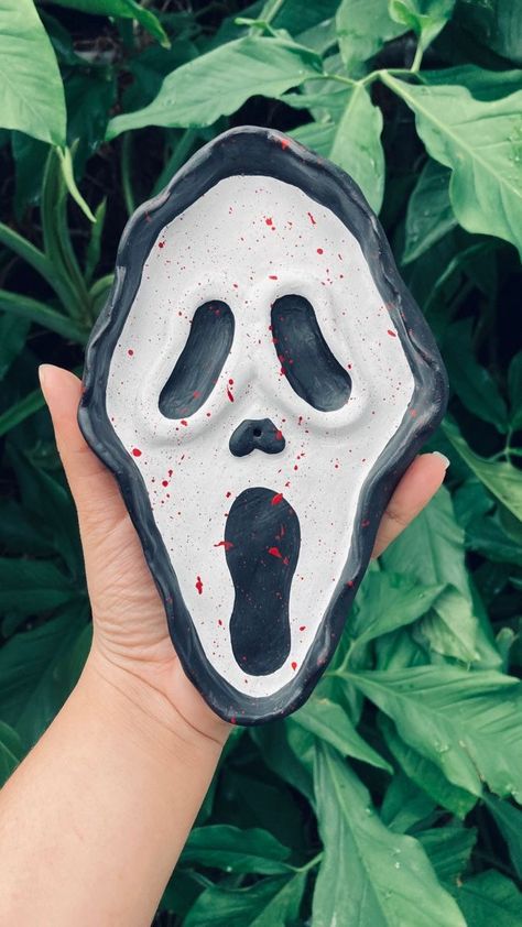 Airdry Clay Halloween Ideas, Clay Scream Mask, Air Clay Halloween Ideas, Air Dry Clay Ideas Fall, Air Dry Clay Fall Projects, Clay Crafts Air Dry Ideas Easy Diy, Air Dry Clay Halloween Ideas, Halloween Air Dry Clay, Air Dry Clay Projects Easy