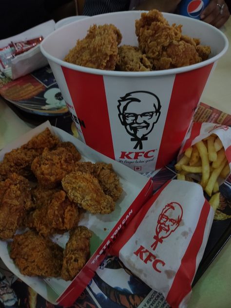 Kfc Food, Kentucky Derby Party Food, Kfc Chicken, Food Drink Photography, Healthy Food Motivation, Photography Aesthetic, Aesthetic Travel, Food Places, Snap Food