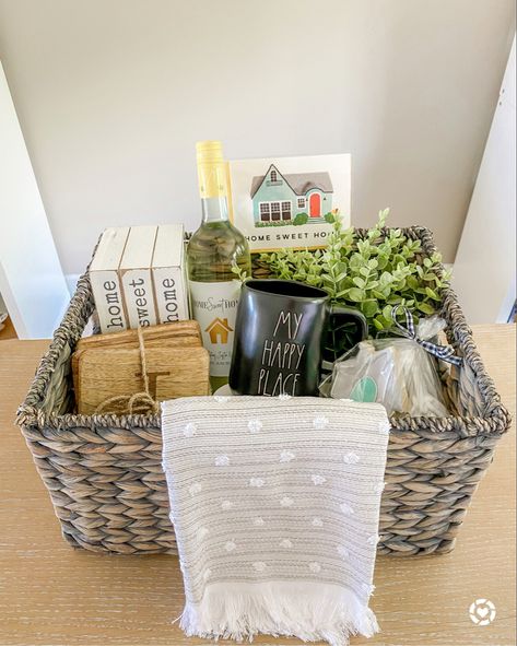 Tips for creating a gift basket #giftbasket #closingday #closinggiftbasket #firsttimehomebuyer #realtor #realestate #homedecorgiftbasket #realtorgiftbasket Real Estate Gift Basket, Wine Basket Gift, Basket Gift Ideas, Homemade Gift Baskets, Wine Basket, Housewarming Gift Baskets, First Time Home Buyer, Real Estate Closing Gifts, Homeowner Gift