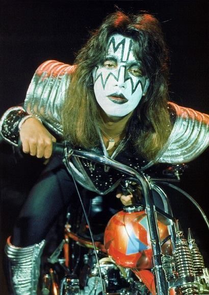 Ace Frehley ~ New York City ~ April 9, 1976 ~ Photographer: Fin Costello Banda Kiss, Vinnie Vincent, Kiss Members, Eric Carr, Peter Criss, Kiss Army, Vintage Kiss, Kiss Art, Paul Stanley