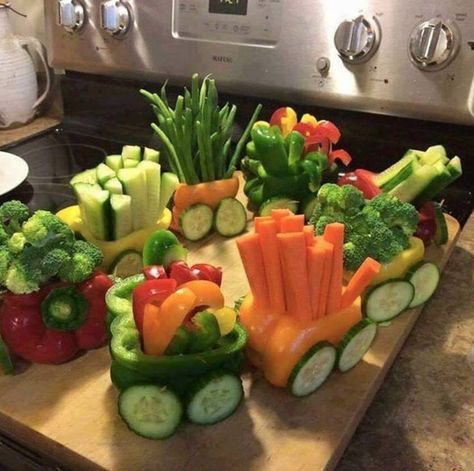 Cute veggie train...but how about race cars... Baby Shower Food For Girl, Vegetable Tray, Food Carving, Veggie Tray, Shower Food, Baby Shower Food, Fun Kids Food, Food Humor, Party Snacks