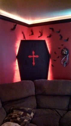 Coffin lid in corner with light source Spooky Diy Halloween Decor, Vampire Party, Halloween Living Room, Living Room Decoration Ideas, Halloween Decoration Ideas, Casa Halloween, Halloween Coffin, Creepy Halloween Decorations, Room Decoration Ideas