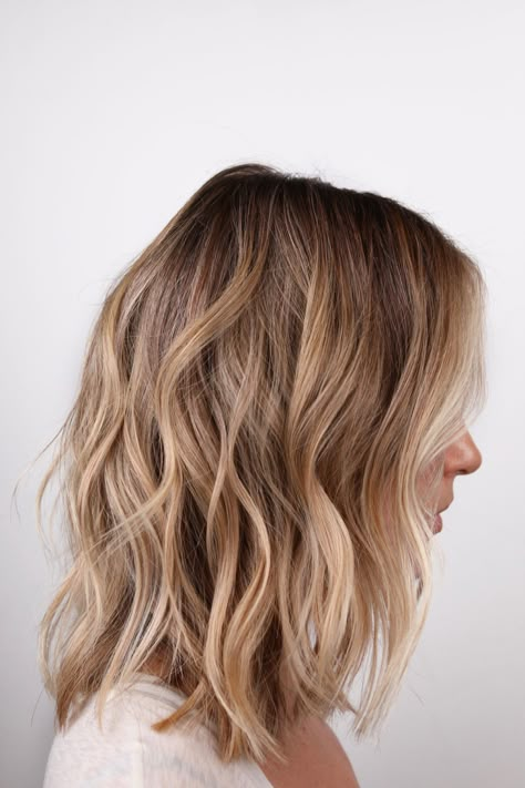 Painted Blonde Balayage, Blonde 2023 Summer, Sunkissed Hair Blonde, Sunkissed Blonde Hair, California Blonde Hair, Mid Length Blonde Hair, Blonde Beach Waves, Sunkissed Highlights, Sunkissed Blonde