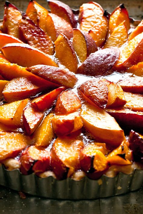 Summer Fruit Desserts, Nectarine Recipes, Mixed Berry Pie, Weekend Recipes, Fresh Strawberry Pie, Fruit Tarts, Berry Tart, Vegetarian Foods, Summer Baking