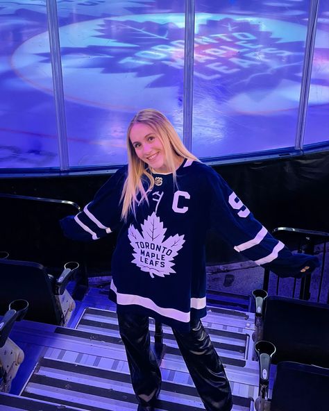 Toronto Maple Leafs Outfit Women, Canucks Jersey Outfit, Red Wings Game Outfit, Nhl Jersey Outfit Women Style, How To Style Hockey Jerseys Women, Hockey Game Outfits For Women Jersey, Hockey Jersey Outfit Woman Oversized, Hockey Wags Outfits, Hockey Outfits For Women