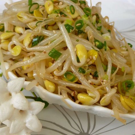 Soybean Sprouts, Korean Food Side Dishes, Bean Sprout Recipes, Cibo Asiatico, Korean Side Dishes, Korean Cooking, Korean Dishes, Sprout Recipes, Asian Flavors