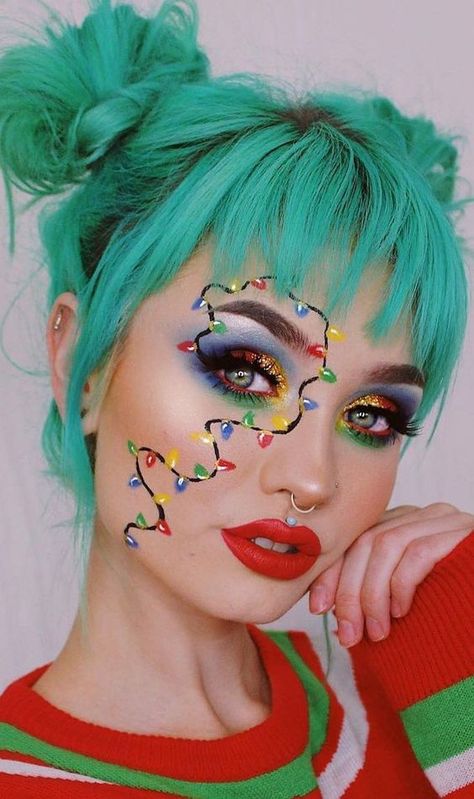 Christmas String Lights around Eyes and Green Hair #Christmas #makeup #beauty #trendypins Grinch Inspired Makeup, Aesthetics Makeup, Grinch Makeup, Eyeliner Trends, Christmas Party Makeup, Xmas Makeup, Fantasy Make-up, Christmas Eyeshadow, Lights Makeup