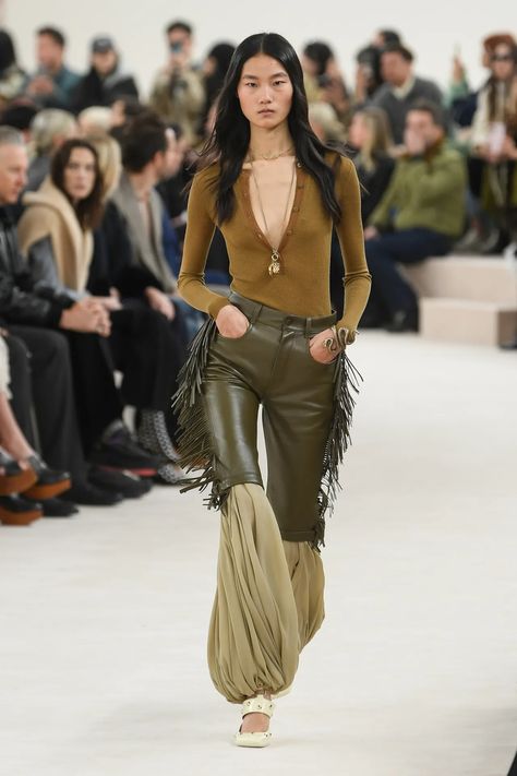 Chloé Fall 2024 Ready-to-Wear Runway, Fashion Show & Collection Review [PHOTOS] Short Cuir, Chloe Fashion, Boho Chique, Fashion Trend Forecast, Paris Mode, Moda Paris, Mode Boho, Moda Boho, Runway Trends