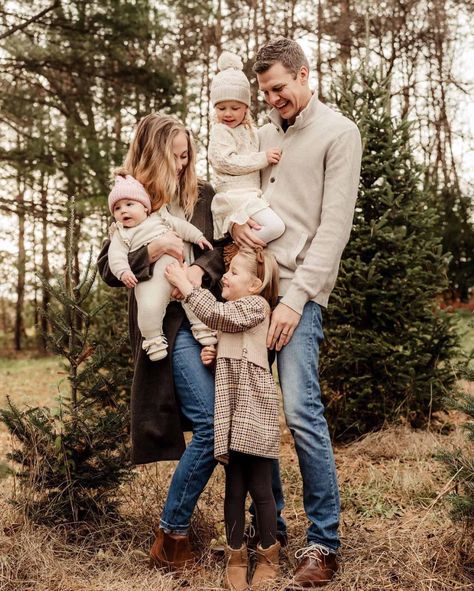 15+ Family Christmas Pictures Outfit Ideas | Stylish & Modern 2023 Christmas Card Outfits, Christmas Tree Farm Pictures, Holiday Photos Outfits, Family Christmas Pictures Outfits, Christmas Photos Outfits, Holiday Family Photos, Outfit Ideas Stylish, Christmas Tree Farm Photos, Family Holiday Pictures