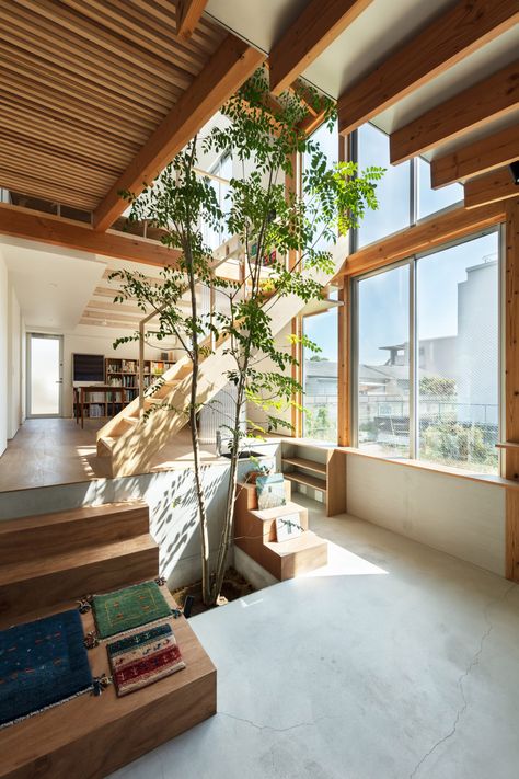 Yukawa Design Lab's Margin House features a multipurpose atrium Japanese Home Design, Tatami Room, Japanese Architect, Casas The Sims 4, Wooden Staircases, Japanese Architecture, Japanese House, Design Lab, Large Windows