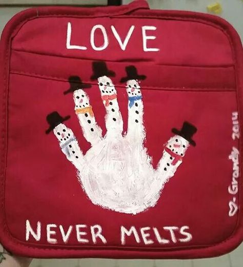 Handprint potholder Diy Christmas Gifts For Grandparents, Christmas Gifts For Grandparents, Preschool Christmas Gifts, Baby Christmas Crafts, Christmas Gifts For Teachers, Xmas 2022, Grandparents Christmas, Handprint Christmas, Parents Christmas