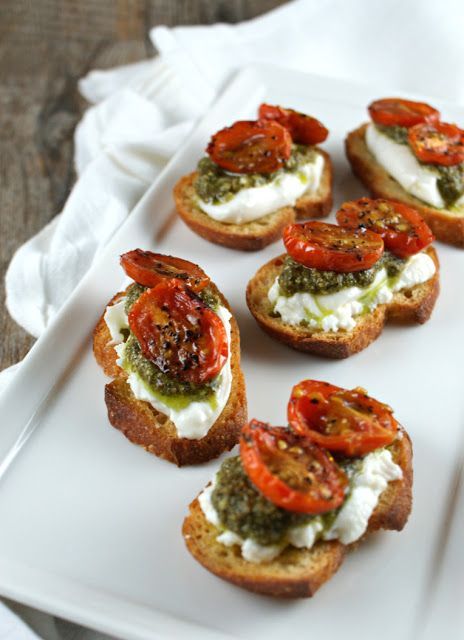 Roasted Tomato Burrata, Burrata Crostini, Appetizer Dishes, God Mad, Roasted Tomato, Läcker Mat, Deilig Mat, Party Food Appetizers, Food Platters