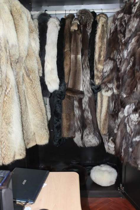 Fur Coat Aesthetic, Estilo Ivy, Fur Jackets, Doll Aesthetic, Russian Fashion, Fur Coats, Models Off Duty, Winter Aesthetic, Jolie Photo