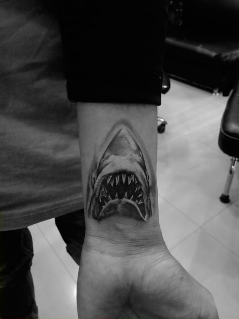 Jaws Tattoo, Shark Jaws Tattoo, Viking Tattoo Symbol, Horror Movie Tattoos, Jaws Movie, Shark Jaws, Movie Tattoo, Shark Tattoo, Movie Tattoos