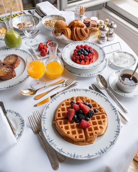 Ritz Paris | The ultimate Monday morning indulgence in Paris: breakfast in your room! ✨ #ritzparis #rendezvous15placevendome #parisianbreakfast… | Instagram Breakfast Spread Table, Continental Breakfast Ideas, Royal Breakfast, Luxury Breakfast, Parisian Breakfast, Hotel Breakfast Buffet, Parisian Luxury, The Ritz Paris, Fancy Breakfast