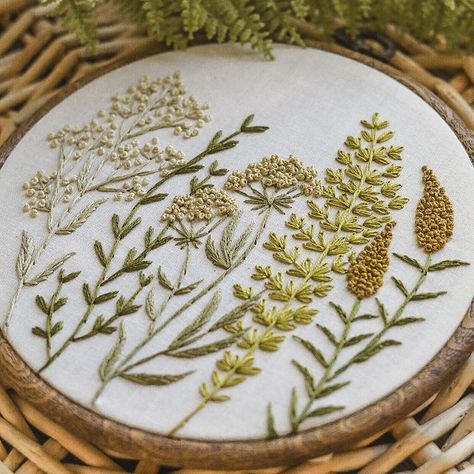 Wildflower Field Hand Embroidery Pattern DIY Floral - Etsy Fall Flower Embroidery, Wild Flowers Embroidery, Boho Embroidery Patterns, Embroidered Wildflowers, Flower Stitches, Wildflower Embroidery, Embroidery Fall, Necklace Embroidery, Boho Embroidery