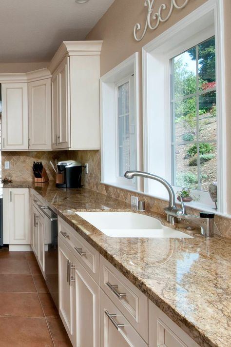 Brown Countertop, Brown Granite Countertops, Kitchen Redesign, Beige Kitchen, Brown Kitchens, Granite Countertops Kitchen, Kitchen Cabinet Colors, Granite Kitchen, घर की सजावट