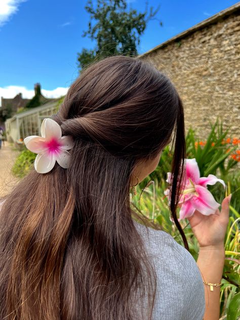 Emi flower claw clip, hairstyles, half up hair, long brown hair, long hairstyle, easy hair Interview Hairstyles Medium, Flower Claw Clip, Preppy Hairstyles, Gradient Hair, Ponytail Updo, Clip Hairstyles, Half Up Half Down Hair, Half Up Hair, Flower Clip