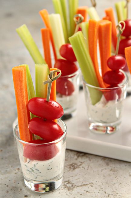 Store-bought food gets swanky with these simple additions Shot Glass Appetizers, First Finger Foods, Veggie Appetizers, Sommer Mad, Fest Mad, Fingerfood Party, Party Finger Foods, God Mat, Snacks Für Party