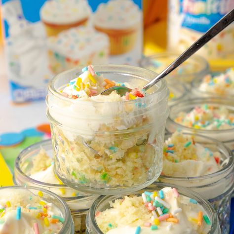 Mini Funfetti Dessert Cakes Funfetti Trifle, Dessert Parfaits, Dessert Shooters, Dessert Shots, Parfait Desserts, Mini Bundt, Dessert Cakes, Pillsbury Recipes, Desserts Cake