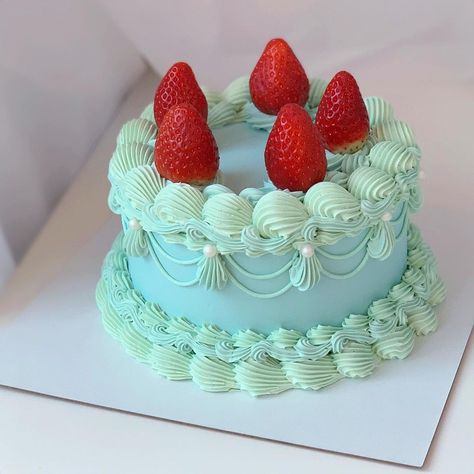 Blue Strawberry Cake, Heart Cake Designs, Turquoise Cake, Heart Cake Design, Comic Cake, Vintage Heart Cake, Vintage Birthday Cakes, Green Cake, Mini Tortillas