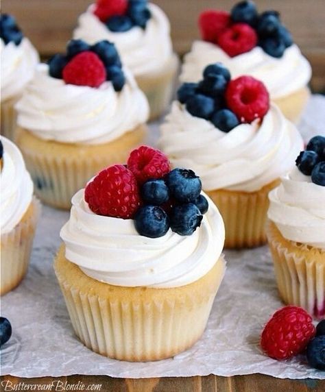 White Cupcakes With Fruit, 4 Th Of July Cupcakes, Cupcake With Fruit On Top, Fruit Topped Cupcakes, Fruit Cupcakes Decoration, Cupcakes With Fruit On Top, White Cupcake Ideas, Red White And Blue Cupcakes Ideas, Patriotic Cupcakes Ideas