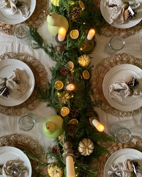 Dried Citrus Tablescape, Holiday Place Settings, Holiday Decor Thanksgiving, Festive Tablescape, Orange Christmas, Reception Inspiration, Winter Table, Dried Oranges, Table Scape