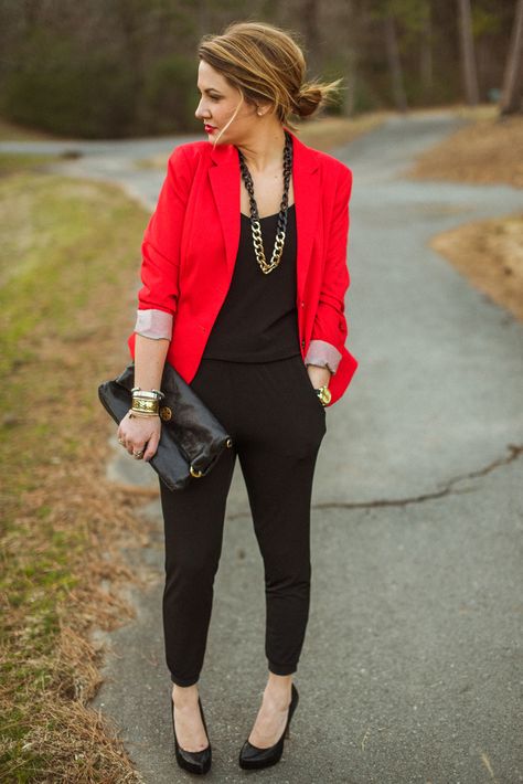 Love the red blazer Red Blazer Outfit, Womens Red Blazer, Ținute Business Casual, Formal Business Attire, Red Blazer Jacket, Blazer Outfits For Women, Blazer Outfit, Stil Inspiration, Professional Attire