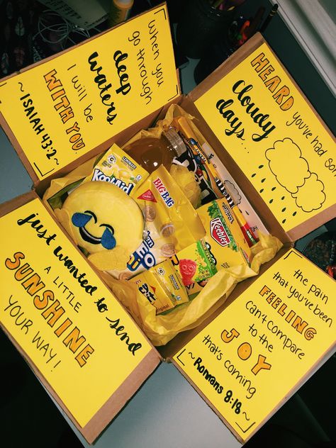 Birthday Care Packages, Diy Best Friend Gifts, Gifts For Best Friend, Box Of Sunshine, Bff Birthday Gift, Cute Gifts For Friends, Bff Birthday, Yellow Gifts