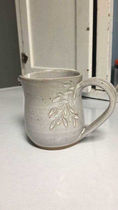 Ceramic Mug Carving, Pottery To Go Mug, Ceramic Mug Designs Texture, Carved Mugs Pottery, Pottery Mug Handles Ideas, Pottery Designs Carving, Beginner Pottery Wheel Projects, Scraffito Designs Simple, Pottery Carving Ideas