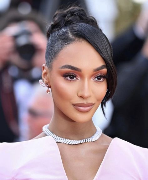 Sleek Red Carpet Hair, Charlotte Tilbury Light Wand, Side Part Bun, Side Part Updo, Cannes Festival, High Bun Hairstyles, Side Updo, Avengers Outfits, Side Bangs Hairstyles