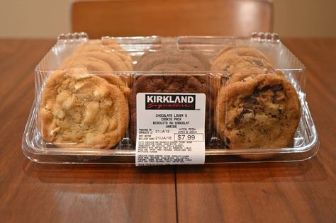 Costco Cookie Recipe, Costco Bakery, Bakery Chocolate Chip Cookies, Triple Chocolate Cookies, Costco Meals, Mini Chocolate Chip Cookies, Chocolate Cookie Dough, Chocolate Chunk Cookies, Sweet Cookies