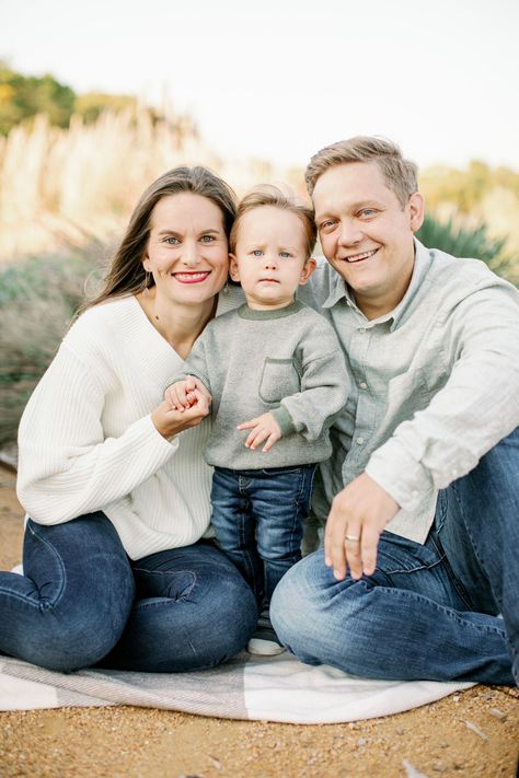 Family Portrait 3 People, Sit Down Family Poses, Family Picture Poses 3 People, Sitting Poses For Family Pictures, How To Pose Family Of 3, Posing Family Of Three, Family 3 Poses, Family Portraits Of 3, Family Of Three Picture Ideas