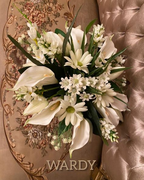 #2022 #bridal flowers. #Calla #lilies together with #daisy #flowers in a round shape #floral design. #Silk flowers new design. #Manal Solaiman#wardyfloral. Lily And Daisy Bouquet, Calla Lily Bouquet, Daisy Bouquet, Calla Lilies, Daisy Flowers, 8th Of March, Bridal Flowers, Calla Lily, Wedding Bouquet