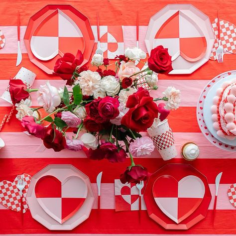 Valentines Day Theme Party, Fun Plates, Girly Birthday Party, Newborn Halloween, Check Mate, Barbie Inspired, Heart Party, Modern Party, Valentine's Day Party