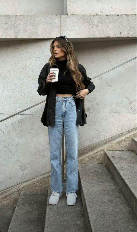 Casual Outfits Minimalist, Hairstyle Brown Hair, Long Sleeve Cropped Top Outfits, Black Crop Top Outfit, Outfit Ideas Sweater, Cap Aesthetic, Black Tank Tops Outfit, White Top Long Sleeve, Flowers Mirror