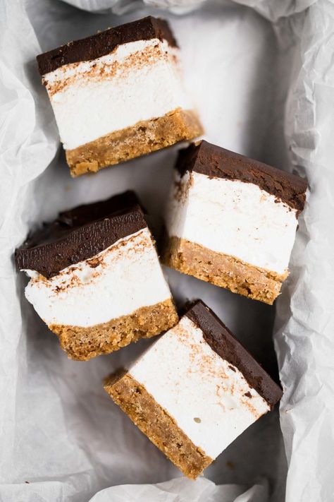 everyone’s childhood summer favorite gets a major update in this recipe for s’mores bars. these s’mores bars sandwich a thick layer of fluffy homemade vanilla bean marshmallow in between graham cracker crust & salted dark chocolate ganache. your favorite campfire treat will never be the same! Homemade Marshmallow Packaging, Homemade Flavored Marshmallows, Marshmallow Business, S’mores Bar, Marshmallow Biscuits, Omg Bars, Chocolate Marshmallow Recipe, Home Made Marshmallows, Smores Marshmallows