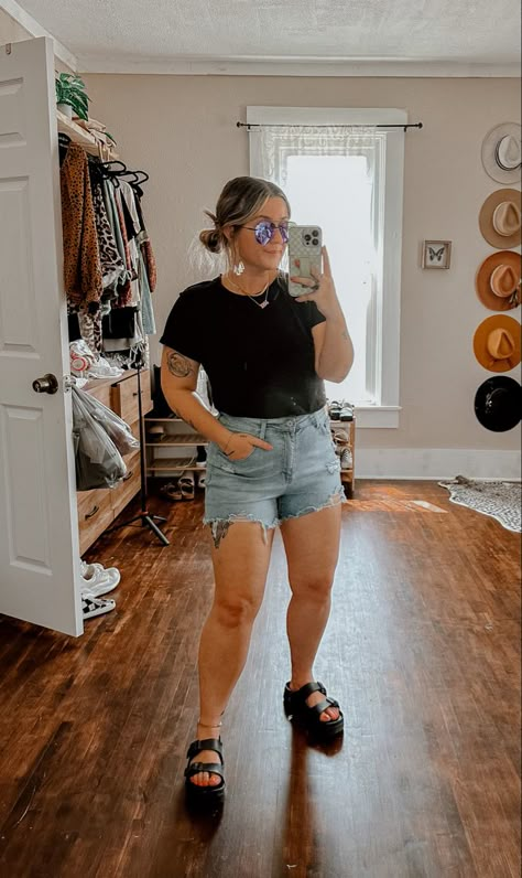 Mid Size Fashion Summer Boho, House Wife Outfits Casual, Casual Mom Outfits Summer Midsize, Casual Summer Bbq Outfit, Summer Mom Outfits Midsize, Mom Bod Outfits Summer, Midsize Boyfriend Jeans Outfit, Casual Summer Midsize Outfits, Curvy Mom Summer Outfits