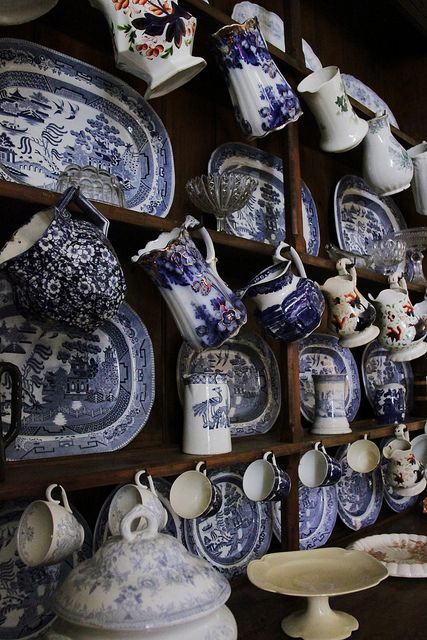 Welsh dresser. I missed a great deal on a welsh dresser one time.  Every time I see one I regret it. Blue Crockery, Blue And White Dishes, Welsh Dresser, Blue Dishes, Blue White Decor, Shabby Chic Dresser, Blue Transferware, China Blue, White Dishes