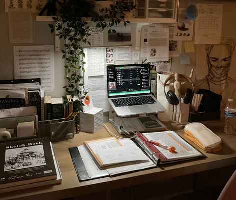 Study Setup Ideas, Authentic Room Decor Ideas, Table Desk Aesthetic, Wooden Office Aesthetic, Study Desk Dark Academia, Brown Desk Decor Ideas, Desktop Inspiration Aesthetic, Desk Night Aesthetic, Vintage Modern Desk Setup