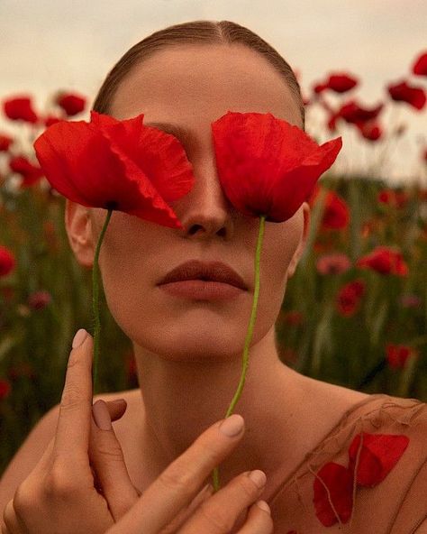 Red Poppies Aesthetic, Flower Photoshoot Editorial, Beauty Fotografie, Poppy Photo, Flower Photoshoot, Creative Portrait Photography, Poppy Field, Female Male, Of Model